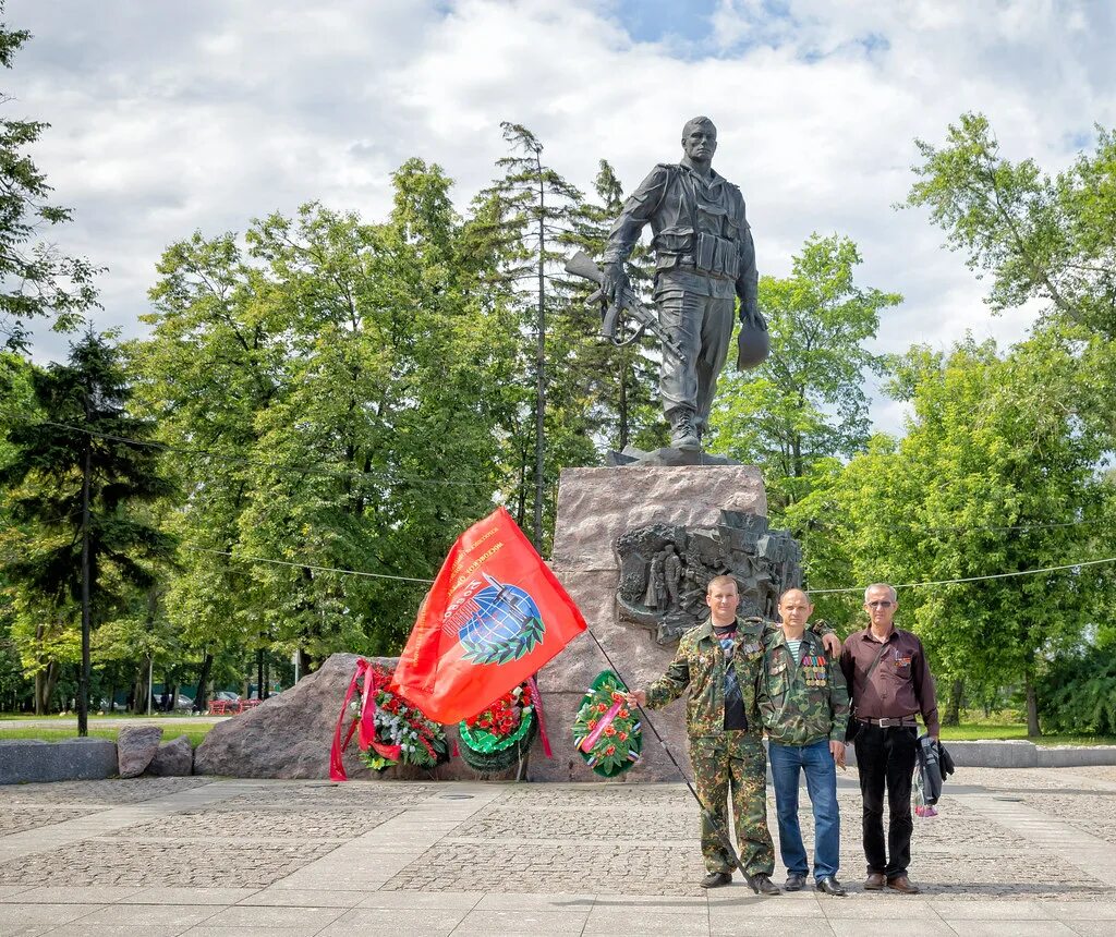 Очередь участников боевых действий. Памятник участникам боевых действий. День ветеранов памятник. Памятник ветеранам боевых действий. День ветеранов боевых действий.