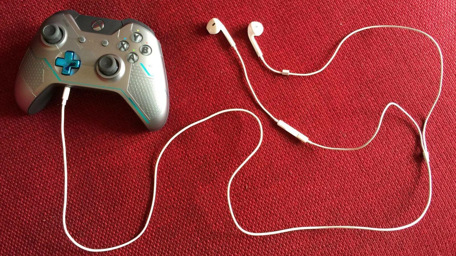 Наушник подключается но не играет. Гарнитура для джойстика xbox 360. наушники для джойстика xbox 360. наушники xbox 360 в геймпад. разъём для наушников в xbox 360.