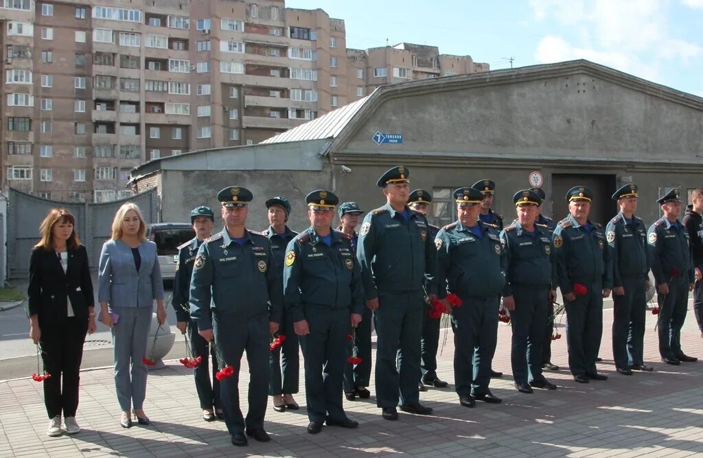 Главное управление МЧС Кемерово. Почетный караул МЧС. Памятник министру МЧС Зиничеву. Сквер спасателей Санкт-Петербург.