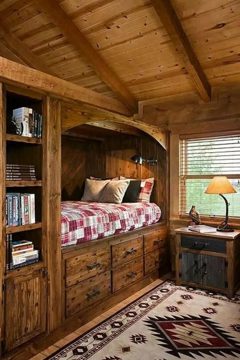 Комната на старой даче. Комната в деревянном стиле. Маленький деревянный домик интерьер. Деревянная спальня. Деревенский стиль в интерьере.