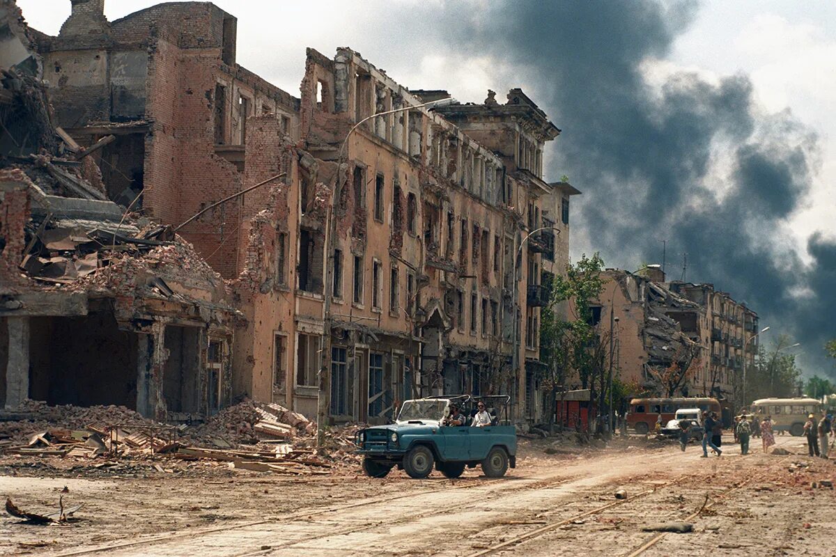 Город Грозный после войны. Разрушенный Грозный 1995. Грозный в 2000 и сейчас. Разрушенные дома войной