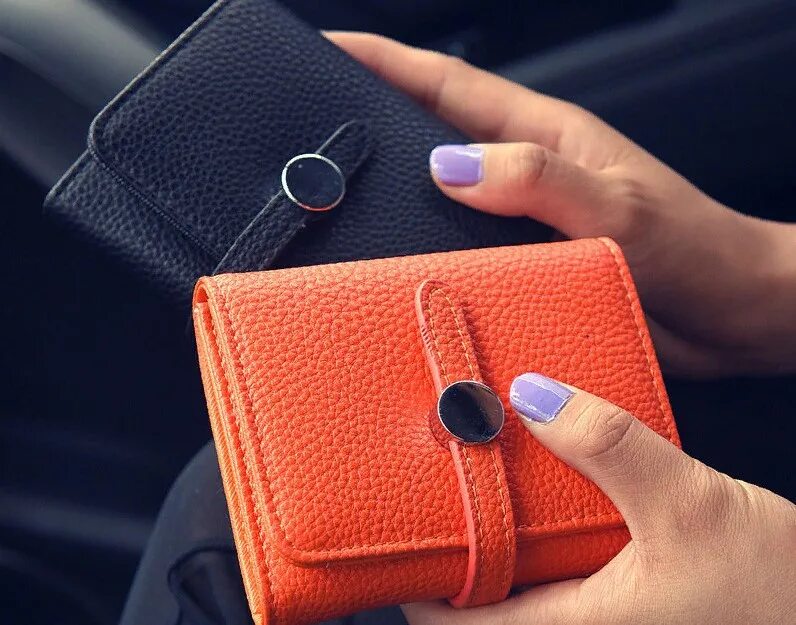 Vouwallet кошелек войти. Кошелек в руках. кошельки женские 2025. женская рука с кошельком. модные кошельки 2025 женские.