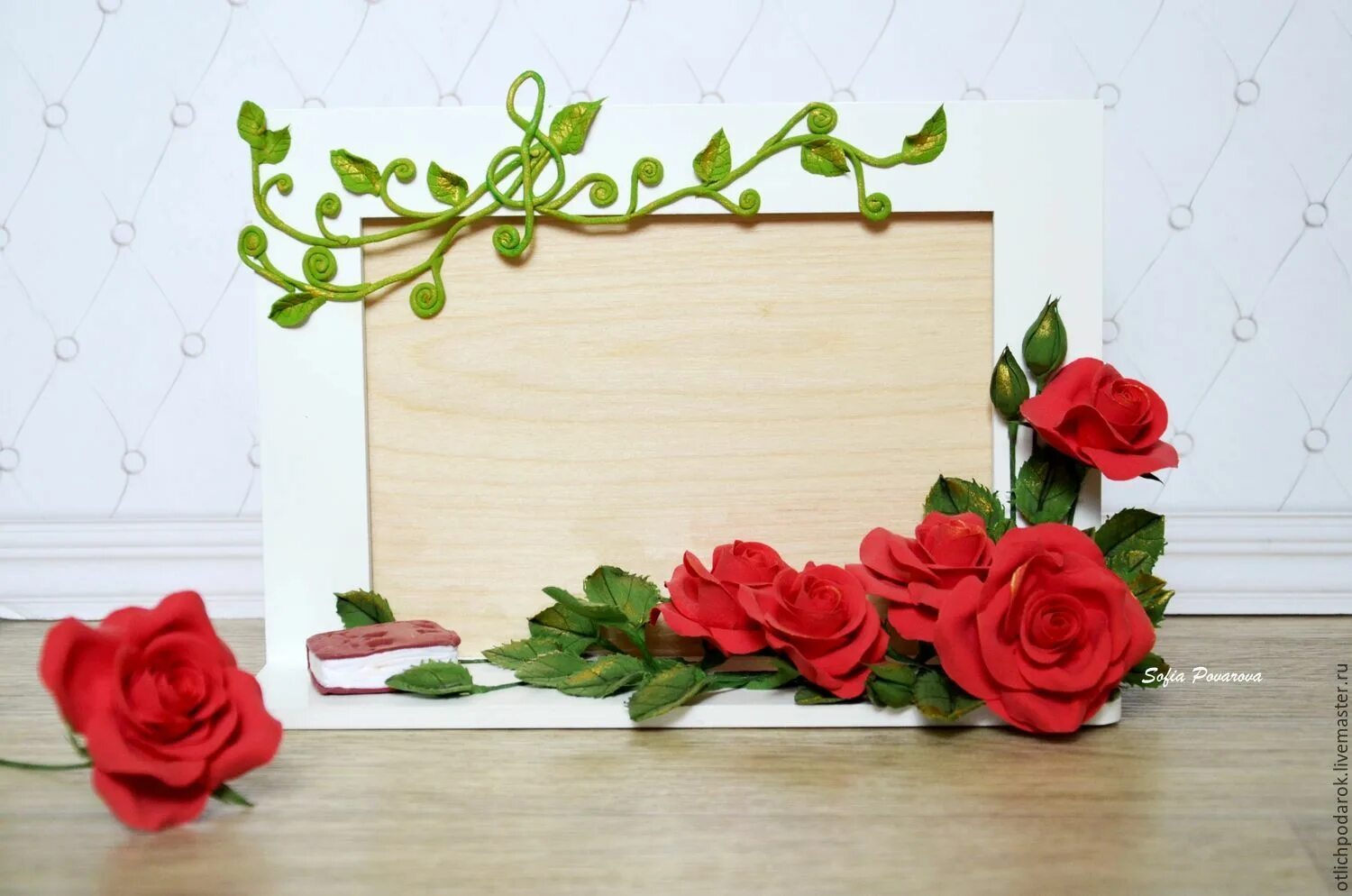 Рамки красноярск купить. Рамка розы. Фоторамка с розами. Фоторамка на столе. Рамка на столе с цветами.