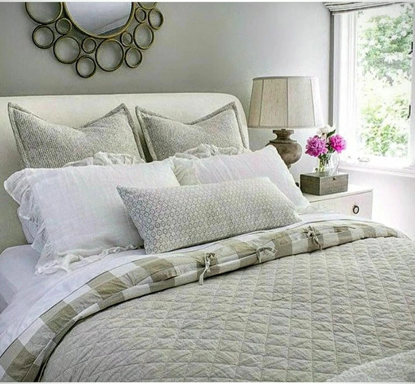 Постель ровно. Красиво застеленная кровать. Красиво заправленная кровать. Подушки в спальне. Красиво застелить кровать покрывалом.