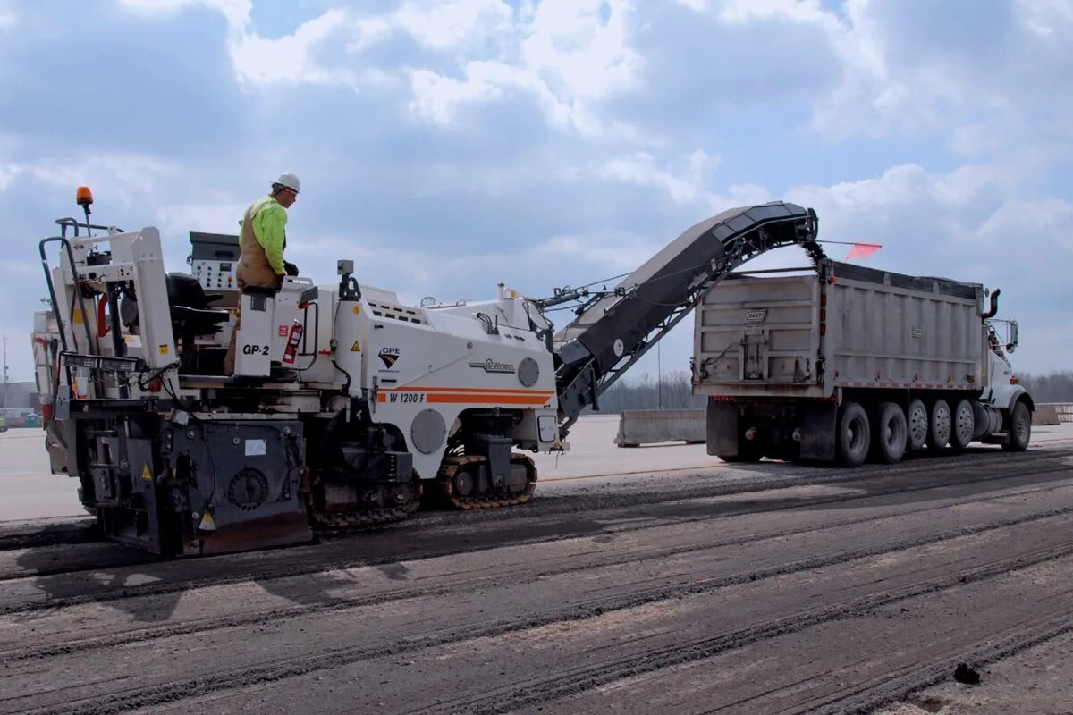 Фрезерование асфальтобетонного. Фреза wirtgen 1200. машинист фрезы дорожной. фрезерование асфальтобетонного покрытия. машина для срезания асфальта.