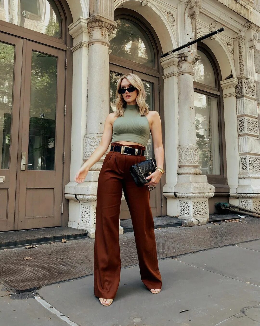 Образы с коричневыми брюками. Образы с брюками чинос. Вельветовые брюки женские тренд 2022. Образ с брюками клеш. Широкие вельветовые брюки стрит стайл.