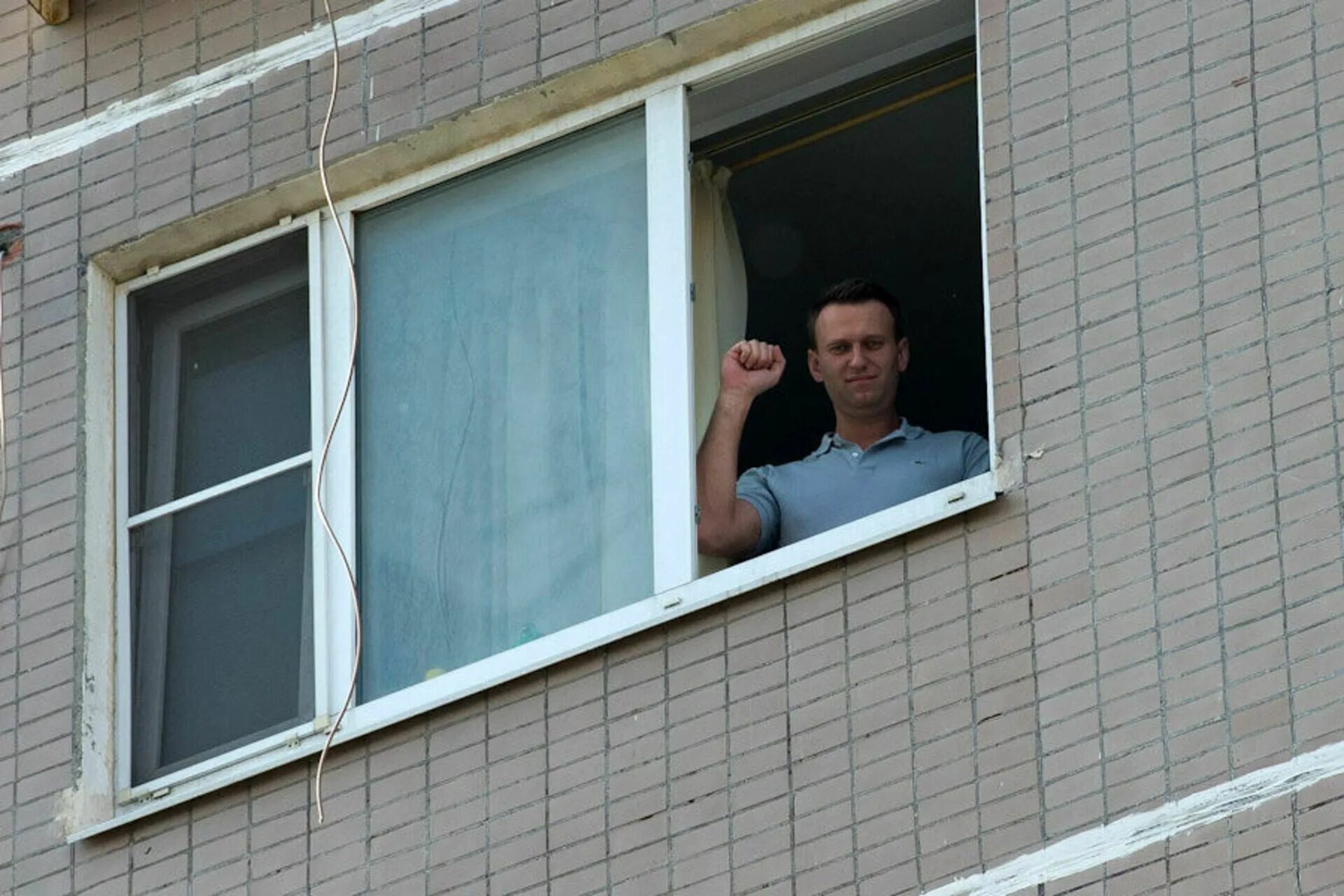 Дом Алексея Навального. Дом Навального в Марьино. Навальный в окне. Человек у окна. Где дом навального