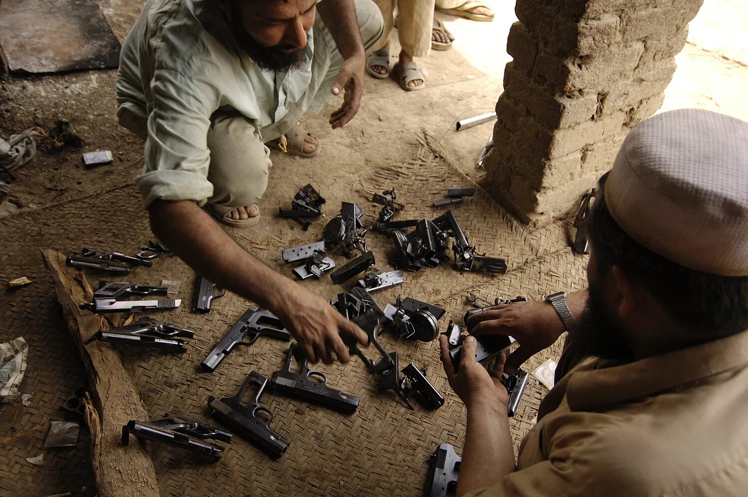 Черный рынок пистолетов. Оружейный рынок в Пакистане. Оружейные рынки Афганистана.
