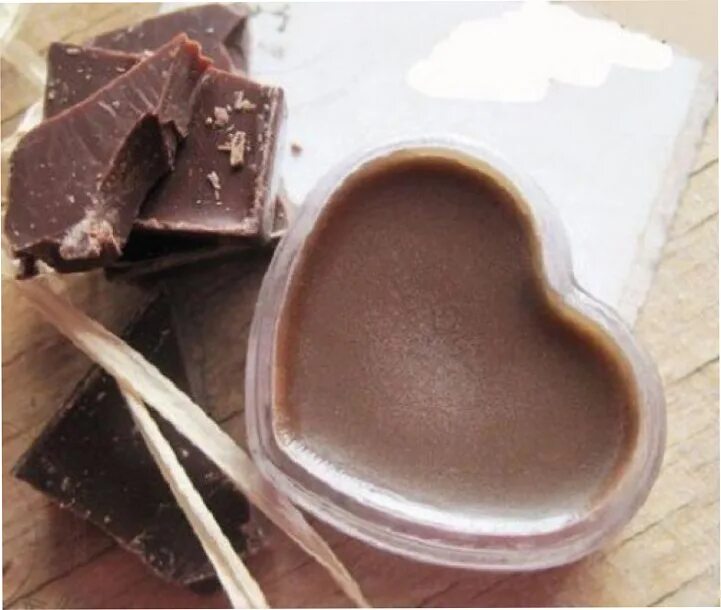 Шоколадный блеск для губ. Шоколадный бальзам для губ. Блеск для губ с шоколадом. Шоколадные Прибамбасы. Масло какао для губ