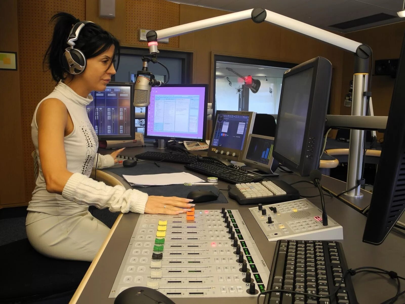 Микрофон в студии. Аппаратура для радиовещания. Радио для работы. Современное радиовещание. Радиостудия девушки.