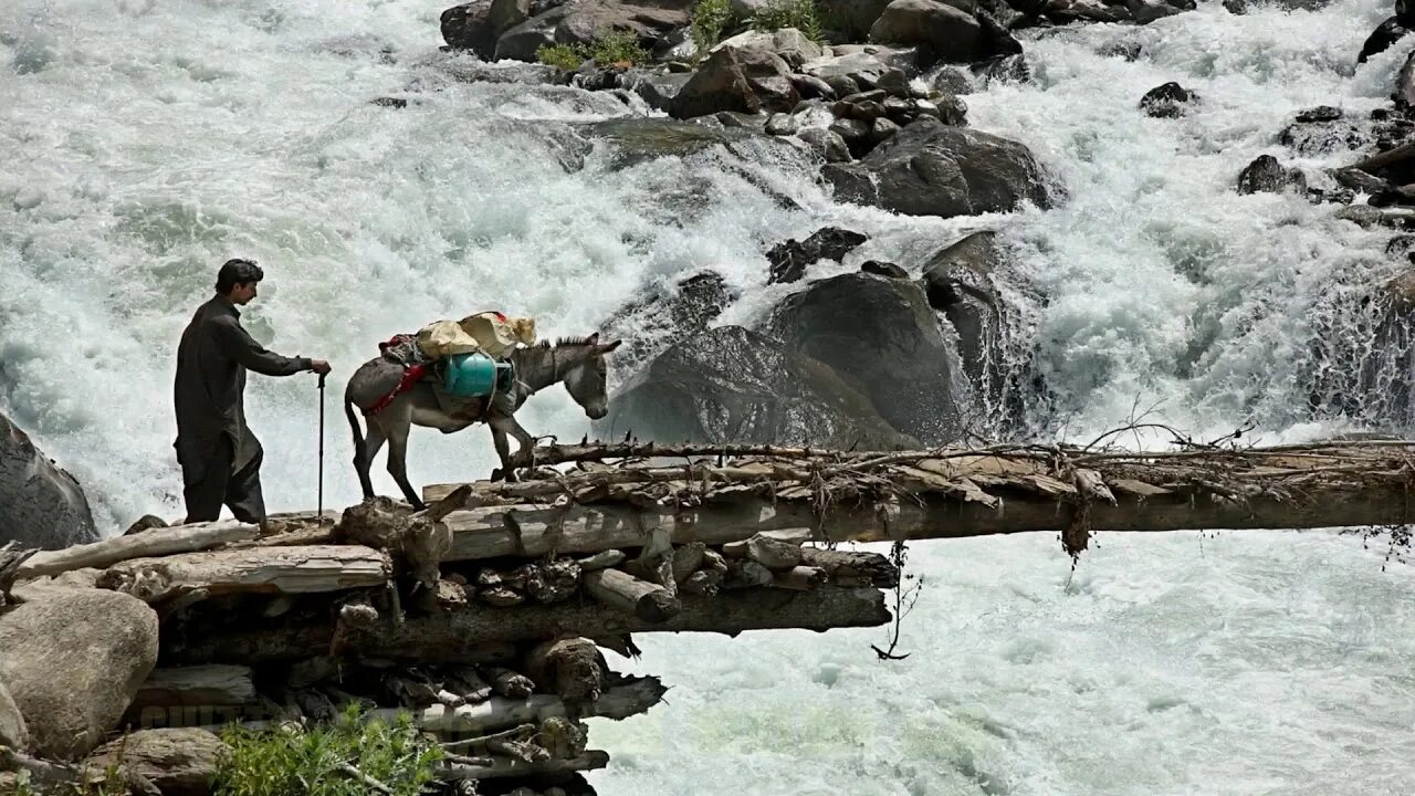 Люди это бурные реки. Бурная Горная река. Бурная вода. Человек в горной реке. Мост через реку в горах.