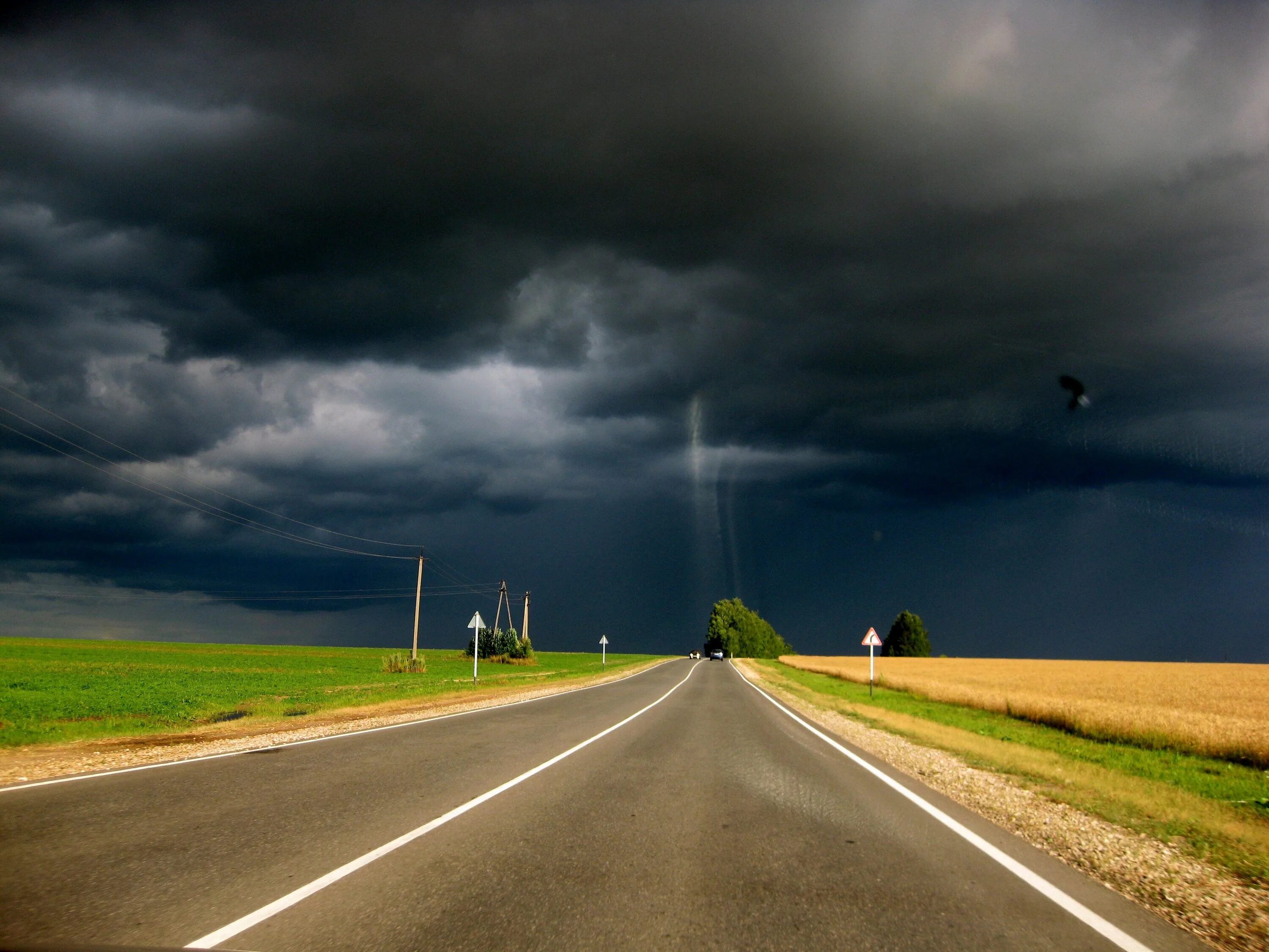 пасмурный летний день. небо переменная облачность. погода фото. переменная облачность. плохая погода.