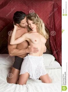 爱 恋 的 年 轻 裸 体 色 情 肉 欲 的 夫 妇 在 床 上 库 存 照 片. 图 片 包 括 有 成 人... 