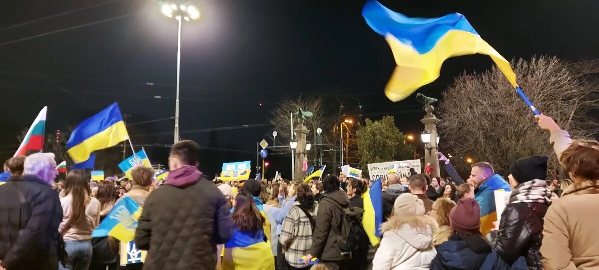 Украина люди. Украинский флаг. Российский флаг на Украине. Люди с флагом Украины.