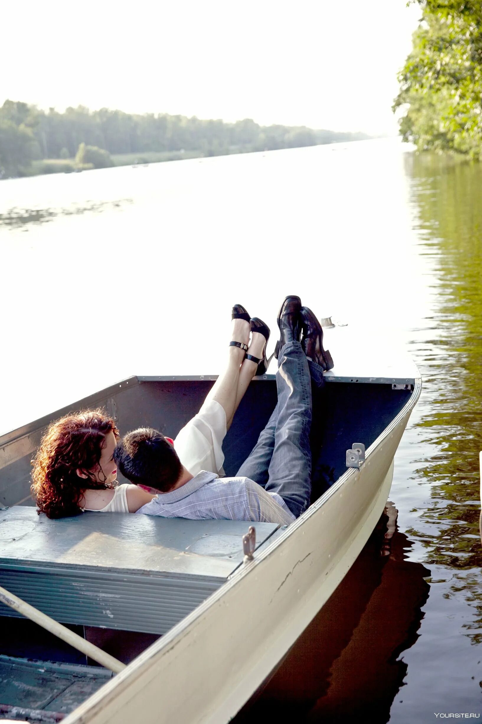 Пара в лодке. Двое в лодке. Влюбленные в лодке. Фотосессия в лодке. Килограмм двое в лодке