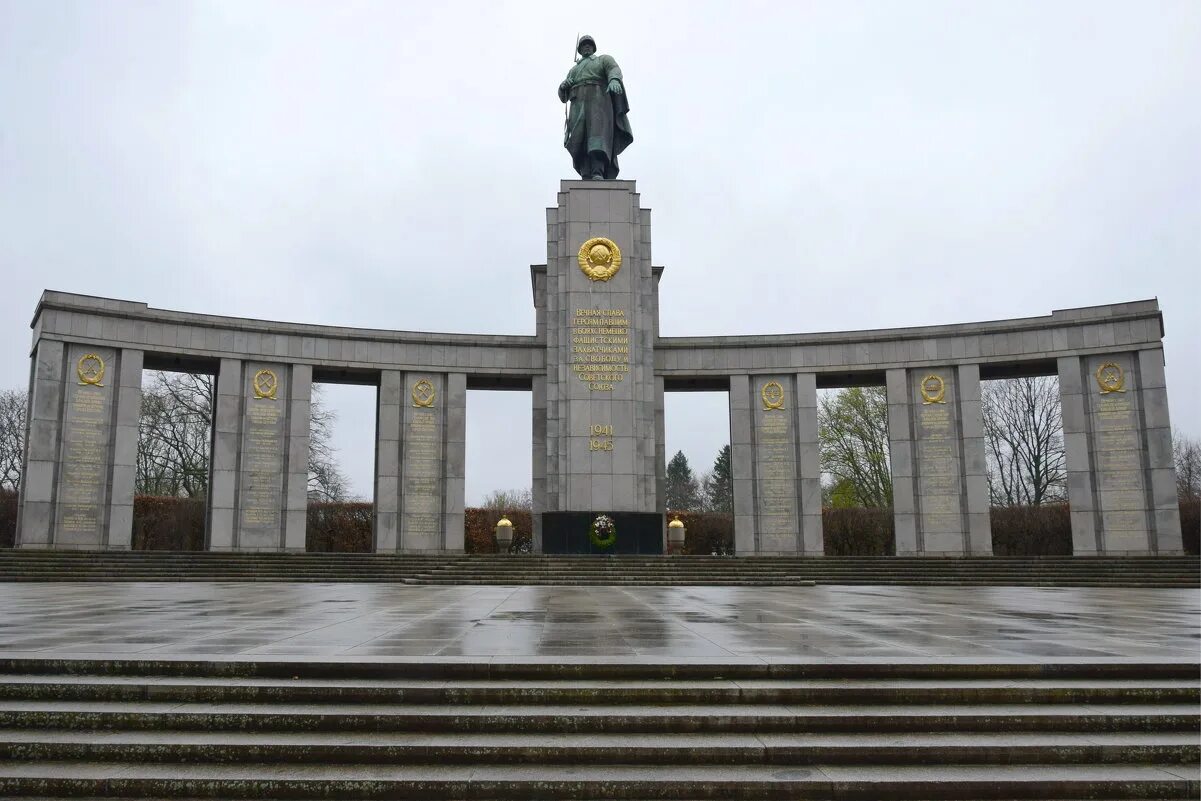 Мемориал павшим советским воинам в берлине. Мемориалу советским воинам в тиргартене. Памятник в тиргартене берлин. Мемориал в тиргартене берлин. Памятник в тиргартене берлин.