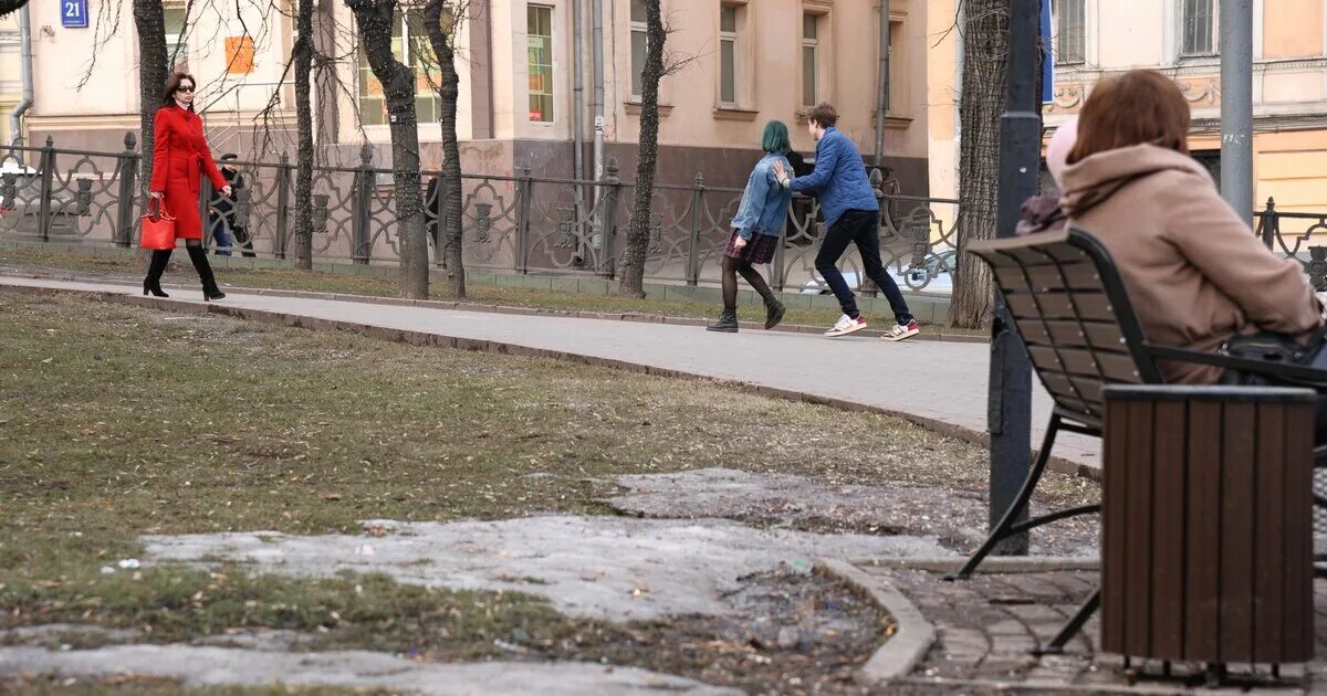 Растаяли почти. Дождь в Москве. Сейчас в Москве снег стаял?. В Москве снег почти растаял. Сегодняшний дождливый день в Москве фото.