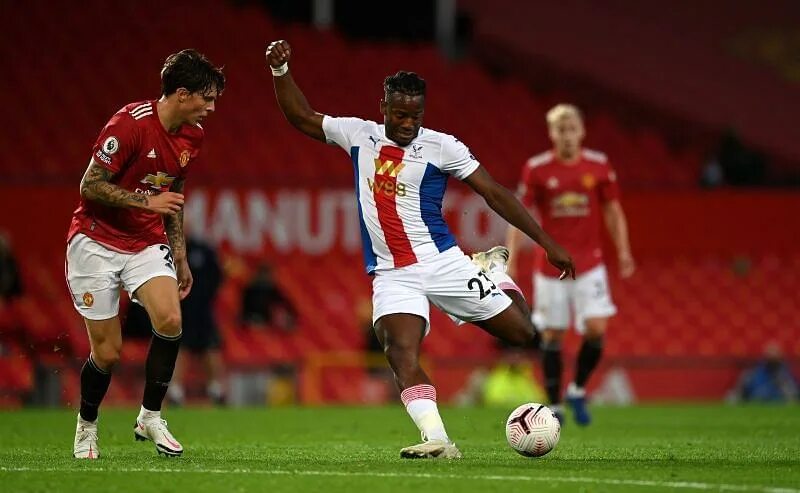 Man united crystal palace. Кристалл палас манчестер юнайтед. Кристалл палас манчестер юнайтед. Манчестер сити кристал пэлас. Кристал пэлас манчестер юнайтед лого.