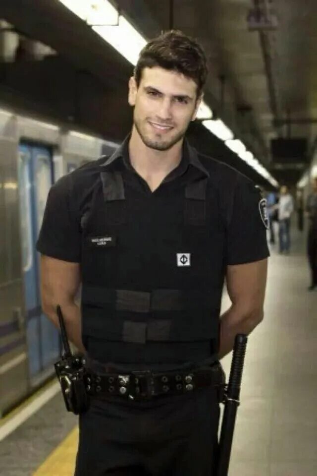 Как мужчинам быть форме. Гильерме Леао. Мужчины в форме. Красивый полицейский. Красивые полицейские мужчины.