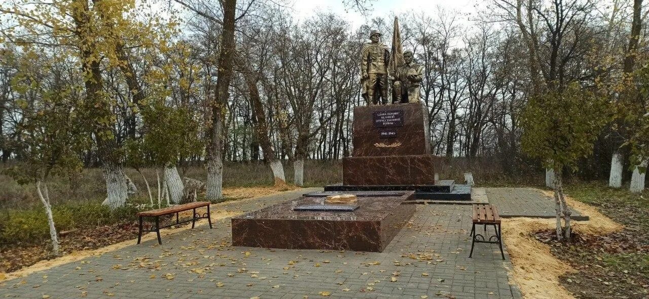 Маслов Хутор Тацинский район. Памятник на братской могиле Ибаррури. Памятник Демяхи.