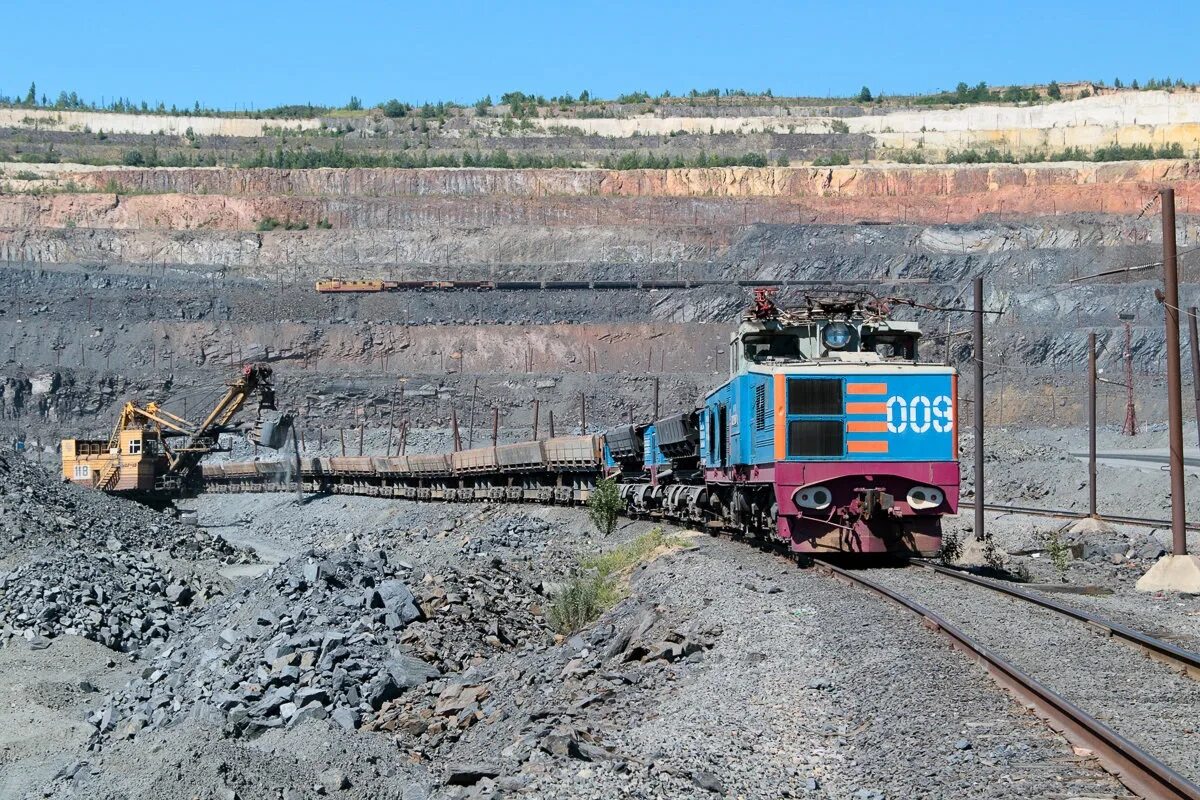 Перевозка угля. Железная дорога bnsf. Полувагон с углем. Лебединский гок уждт станции. Самый длинный поезд в мире 682 вагона.