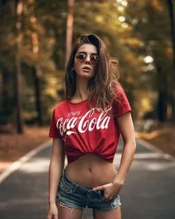 Девушка без футболки видео
