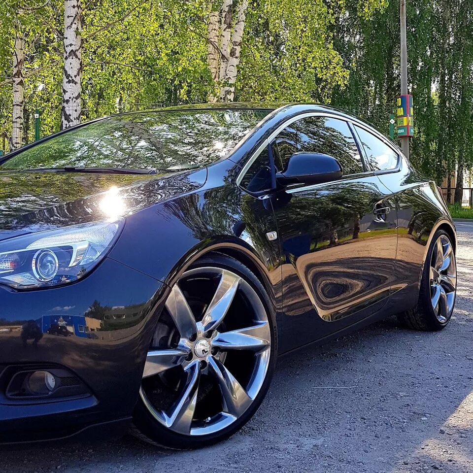 Купить опель тюмень. Opel Astra GTC седан. Opel Astra GTC 2014 черный. Opel Astra 2014 r17.