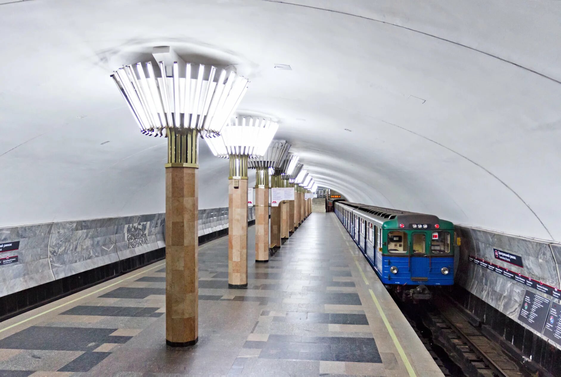 Сколько станций метро в харькове. Станция метро Центральный рынок Харьков. Метро Центральный рынок Харьков. Станции Харьковского метрополитена. Архитектора Бекетова метро Харьков.