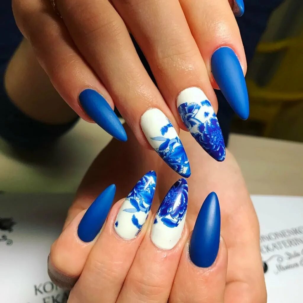 Синие ногти миндаль. Синий маникюр. Яркие синие ногти. Ногти с синим оттенком. Красивые синие ногти.