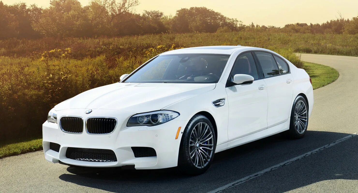 Белый цвет машины фото. BMW m5 f10. BMW m5 белая. BMW m5 f10 White. БМВ 5 ф10 белая.