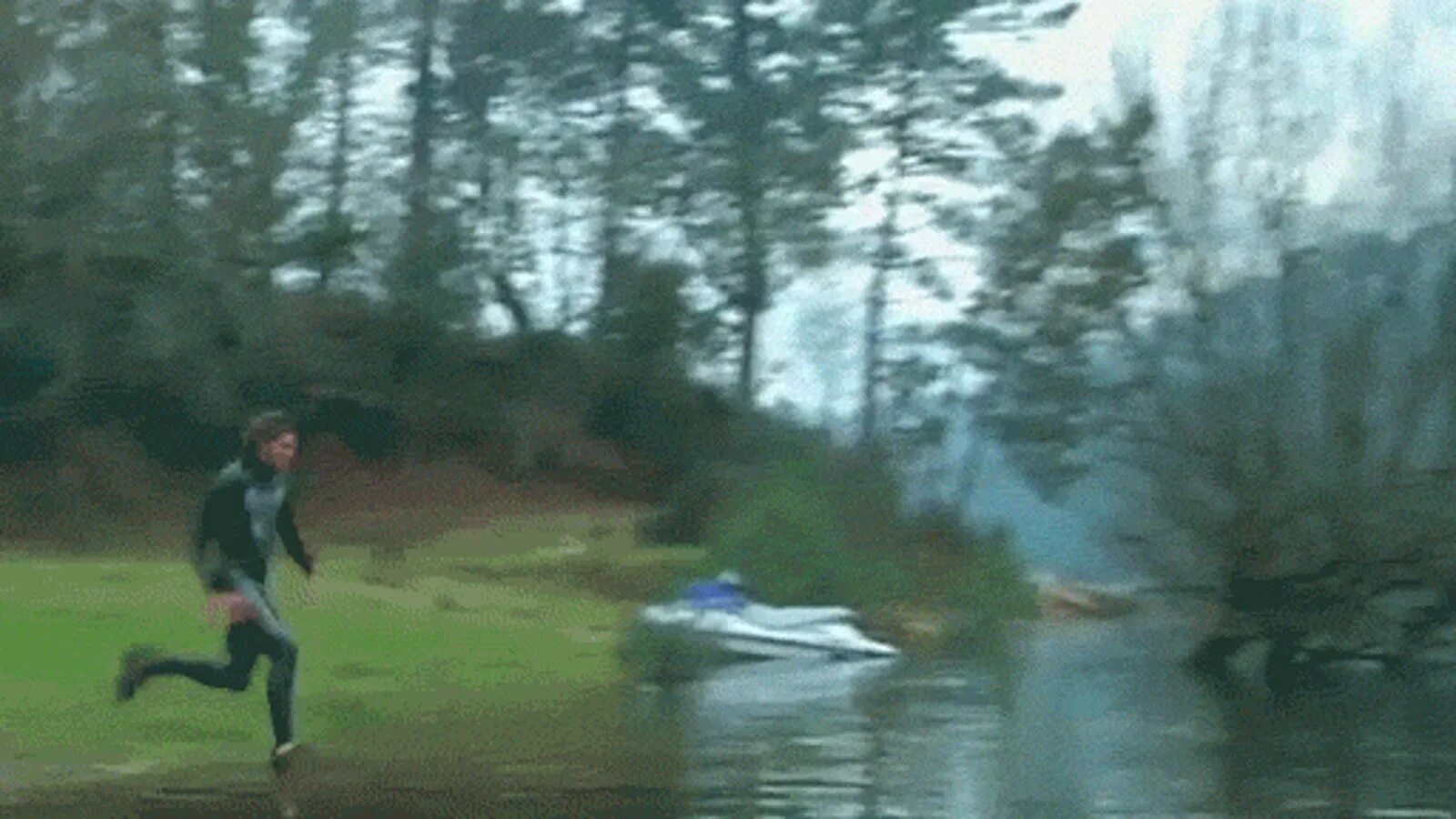 Человек бежит по воде. Бежит и падает. Бег по воде. Мужик бежит. До своего озера я добираюсь