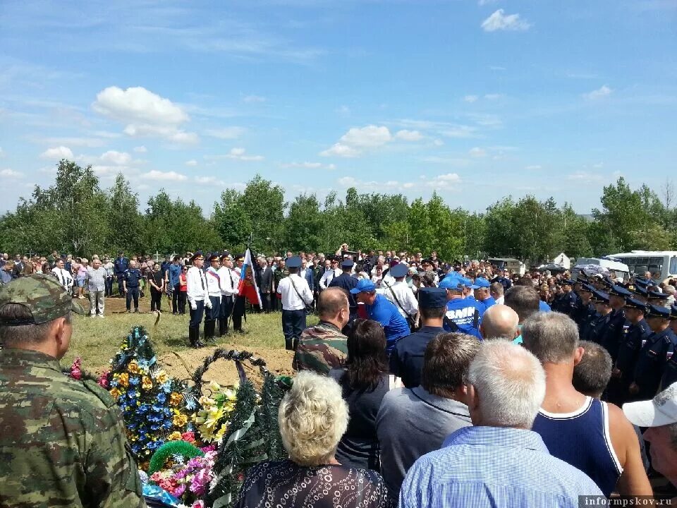 Могилы погибших в Сирии. Похороны вертолетчика в Пугачеве Саратовской. Похороны на авиабазе Энгельс. Похороны летчиков в иваново