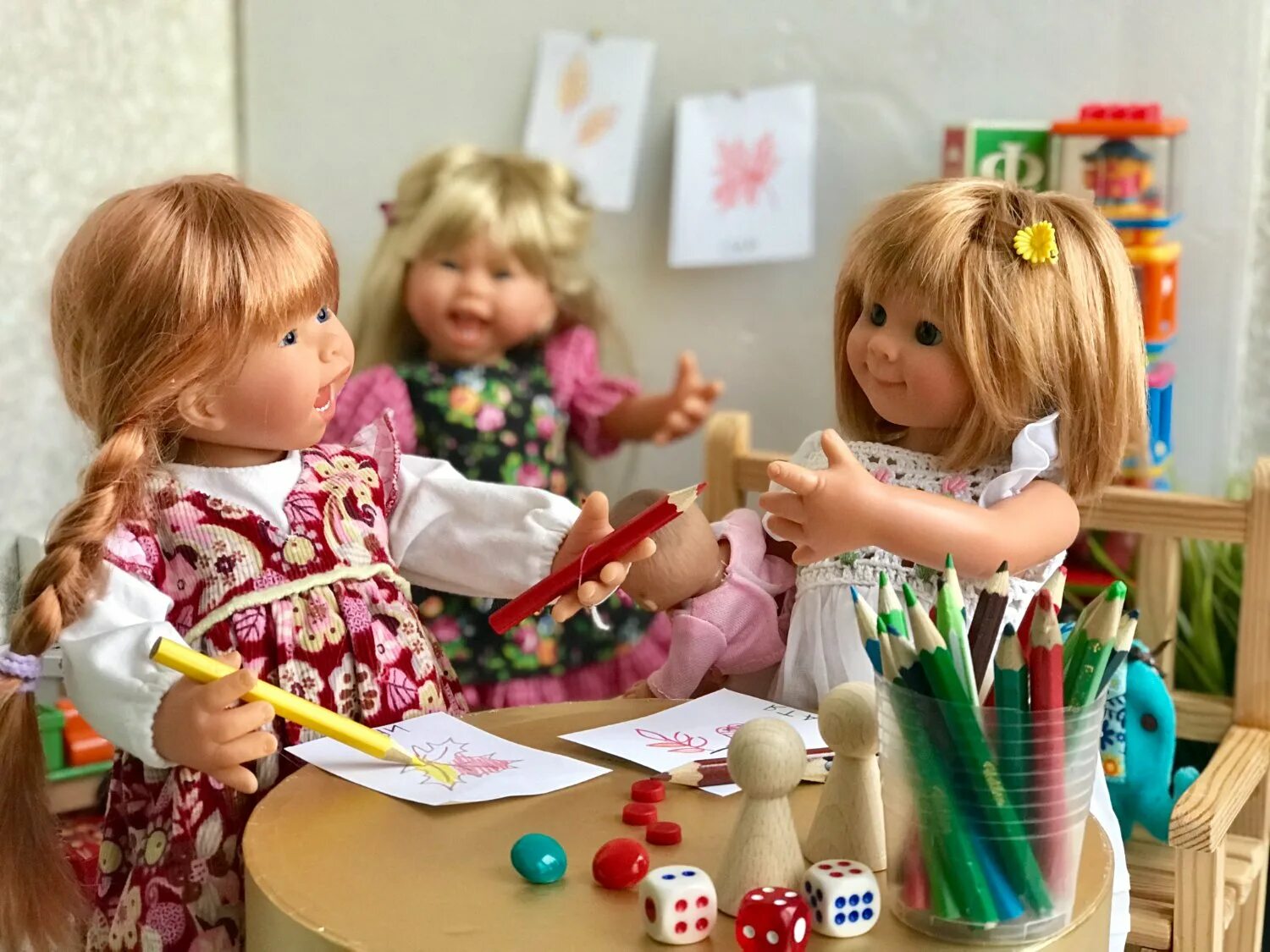 Куклы в детском саду. Куклы в садике. Для кукол детский садик. Куклы для детей в детсаду.