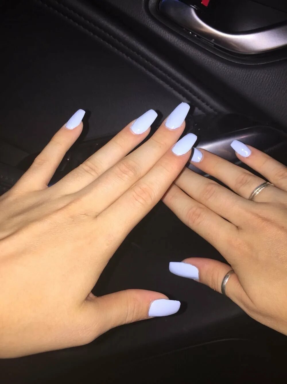 Квадратные ногти светоотражающий лак. Маникюр на квадратные ногти. Квадратные ногти светоотражающий лак. Зеркальные ногти. Маникюр с белым лаком.