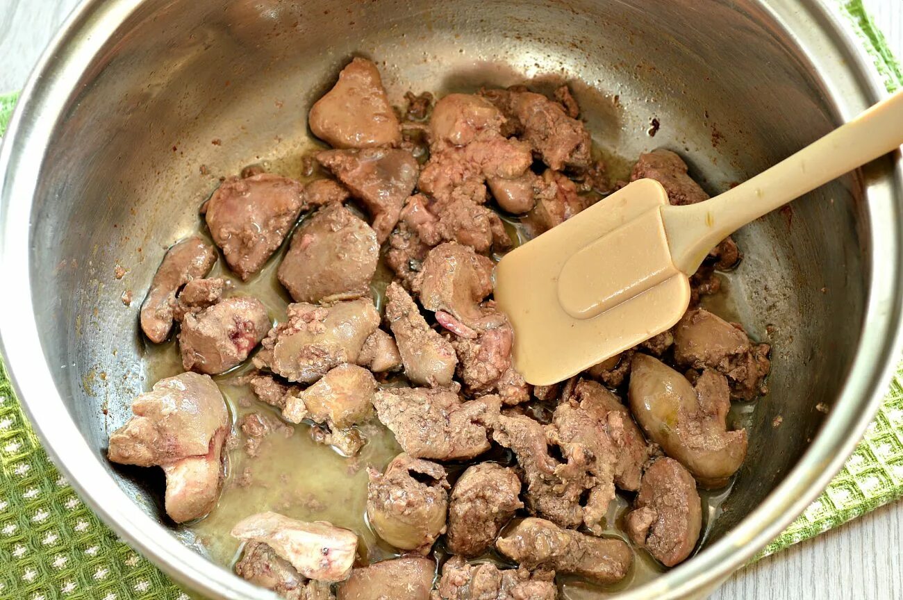 Пожарить печенку куриную на сковороде вкусно. Печень куриная тушеная. куриная печень на сковороде. печёнка куриная тушеная.