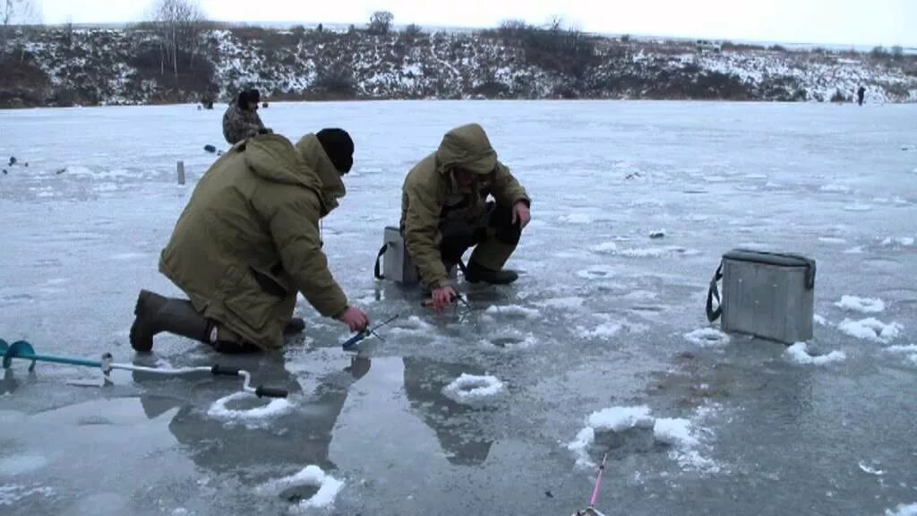 Зимняя ловля видео. Рыбхоз Клинский зимняя рыбалка. Зимняя рыбалка на карпа. Ловля карпа зимой со льда. Зимняя рыбалка в Орловской области.