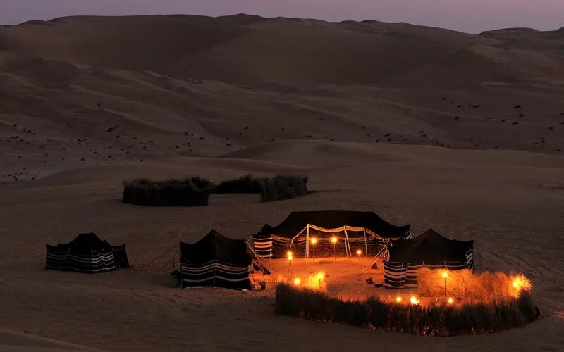 Qasr al Sarab. Qasr al Sarab Desert Resort by Anantara. Арабская пустыня ночью. Ночная пустыня ОАЭ. Арабский оазис