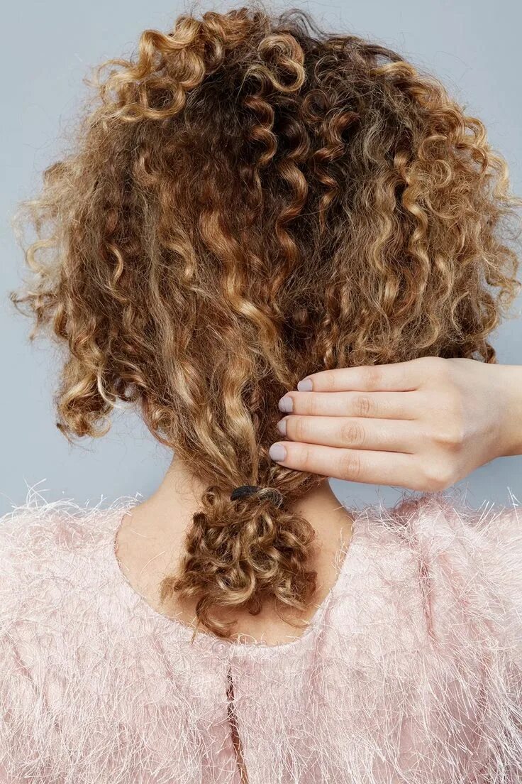 Easy curls. Кудрявые волосы. Прическа девочке с кучерявыми волосами. Прически из кудрявых волос. Убранные кудрявые волосы.