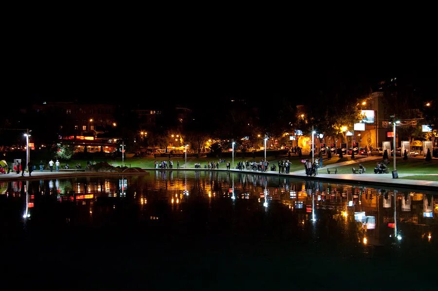 Ночной майкоп. Ереван ночной парк Ереван. Ночной Ереван фото. Ночной Ереван картинки.
