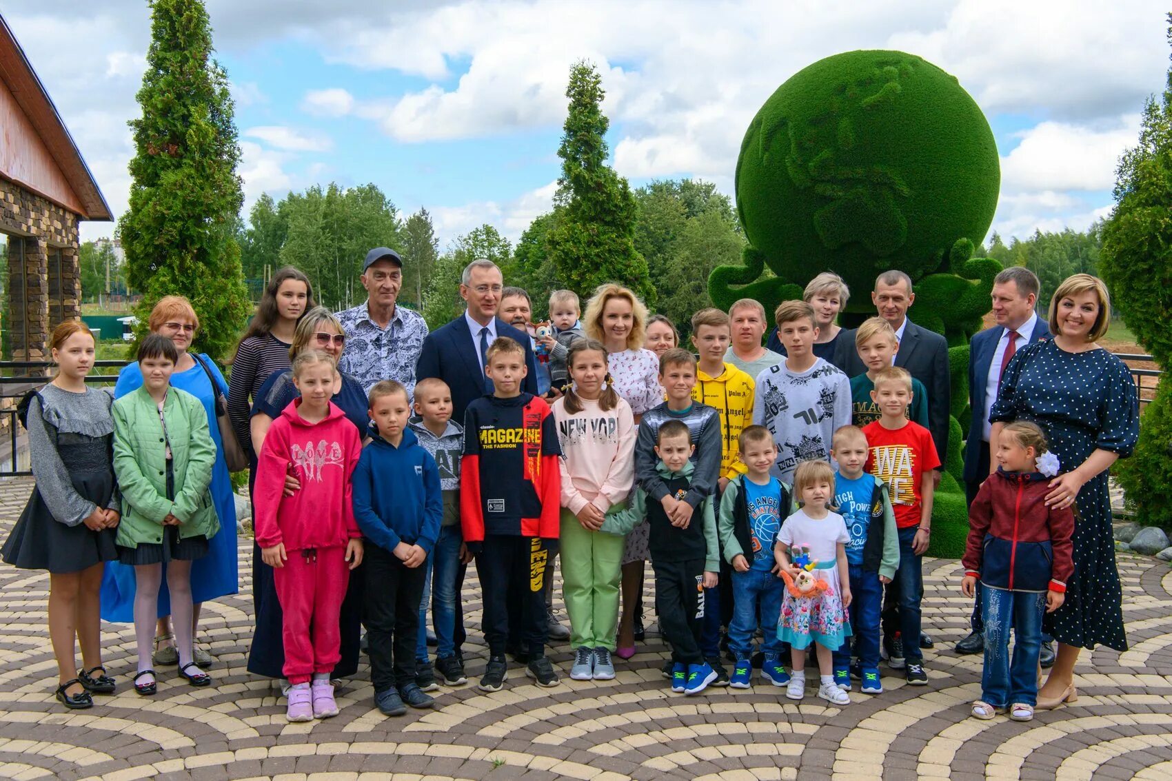 19 детей в семье россия. Дети президента. Семья с усыновленными детьми. Дети сироты из Донбасса. Усыновление детей из Донбасса в России.