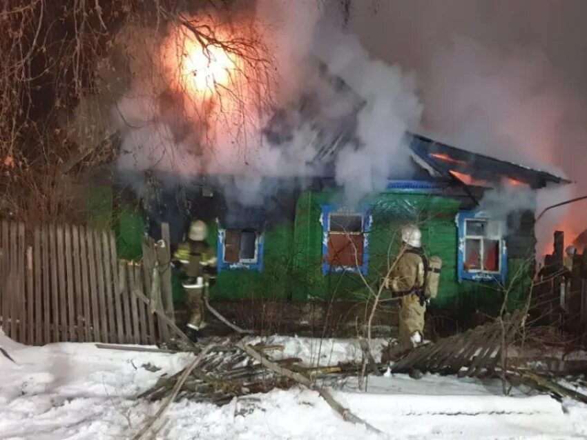 31 декабря 18. Пожар в частном доме. Pajar v Dome. Сгоревший частный дом. Дом горит.