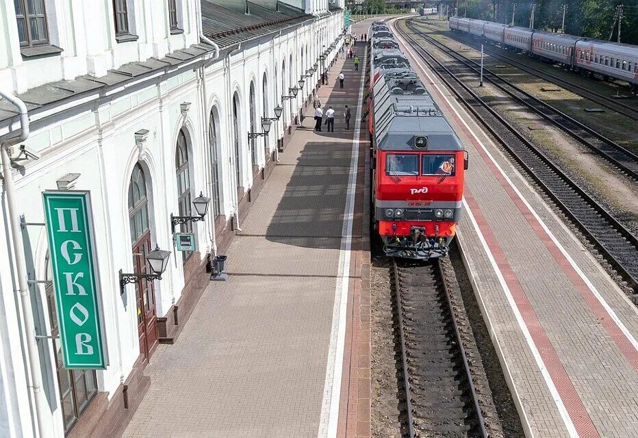 Псков жд ласточка. Псков вокзал Ласточка. Вокзал Псков поезд Ласточка. РЖД Псков. Город Псков, РЖД - вокзал..