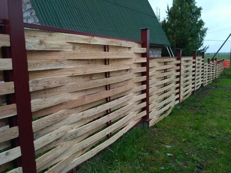 Чем покрасить деревянный забор на улице. Палисадник Австрийская плетенка. Деревянный забор. Забор из досок. Забор из деревянных досок.