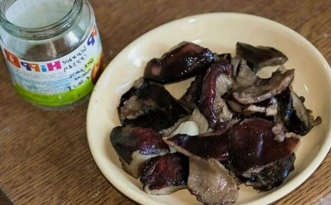 Черный груздь маринованный. Соленый черный груздь. Грузди черные соленые. Соленый черный груздь. Грузди черные соленые.
