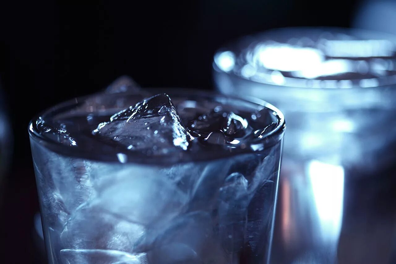 Лед взятый. Вода со льдом. Лед в стакане. Стакан воды со льдом. Бокал со льдом.