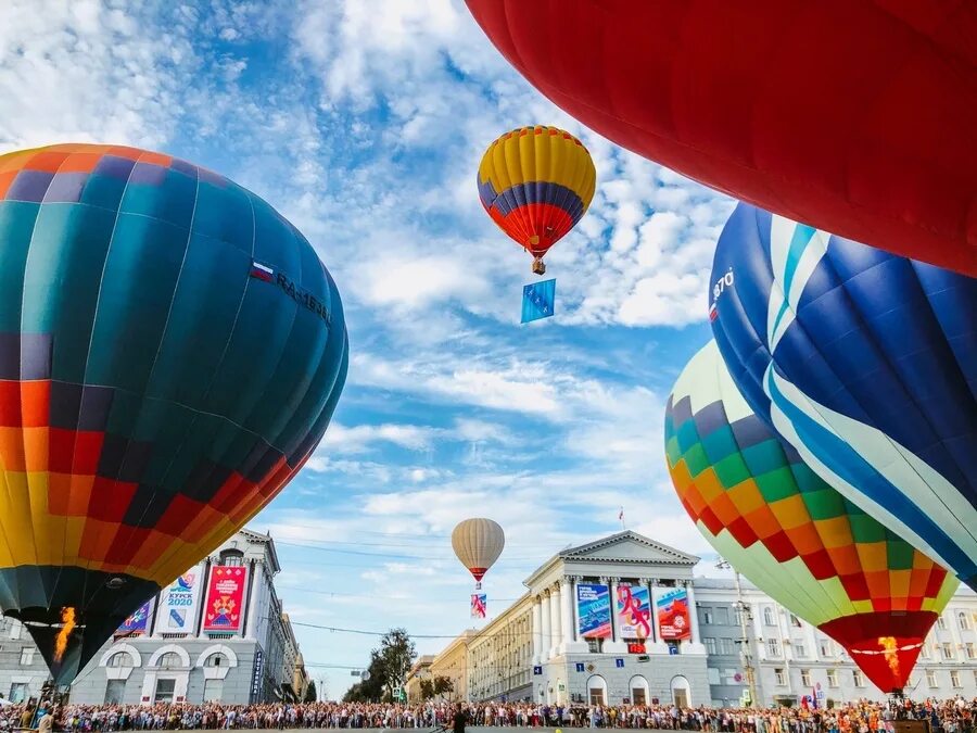 День г курска. Парад воздушных шаров. Курск воздушные шары на день города. Фестиваль шаров. Парад воздушных шаров в Курске.