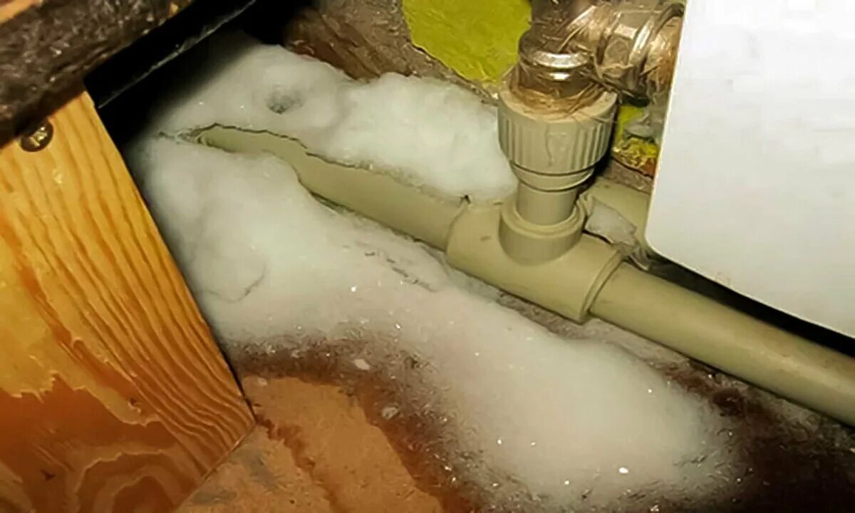 Как разморозить систему отопления в доме. Лопнула труба водопровода. лопнула труба отопления. замёрзшая трубы водоснабжения.
