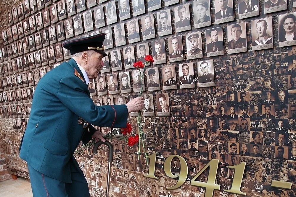 Память героев поиск. Стена памяти в Кремле Нижний Новгород. Стена памяти в музее. Стена ветеранов. Мемориальная стена с фотографиями.