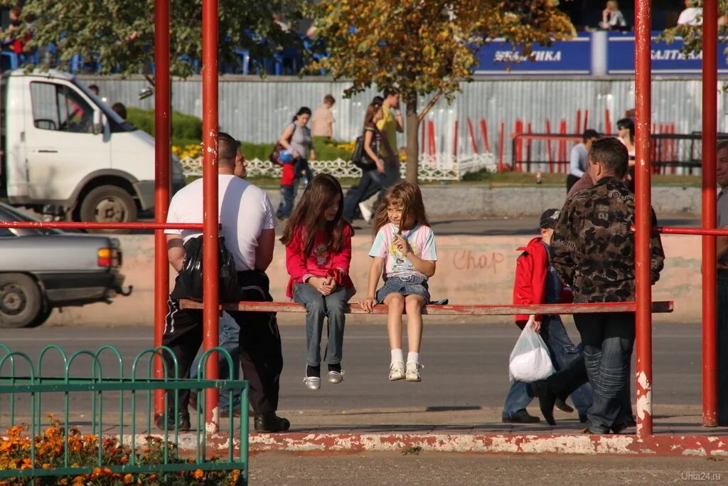 Дети на остановке. Дети на остановке летом. Дети на остановке фото. Остановка летом. Остановилась фото