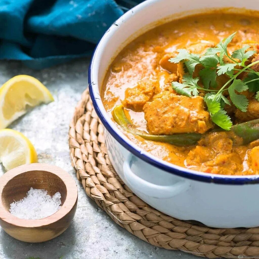 Карри домашний рецепт. Goan Fish Curry. Рыбное карри по индийски. Рыбное карри с кокосовым молоком. Рыба в индийском карри.